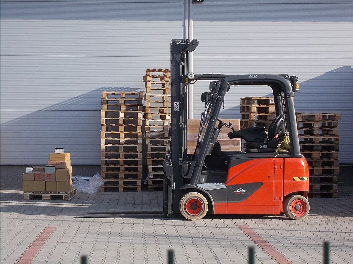 Paletlerin önünde Linde E20 elektrikli forklift