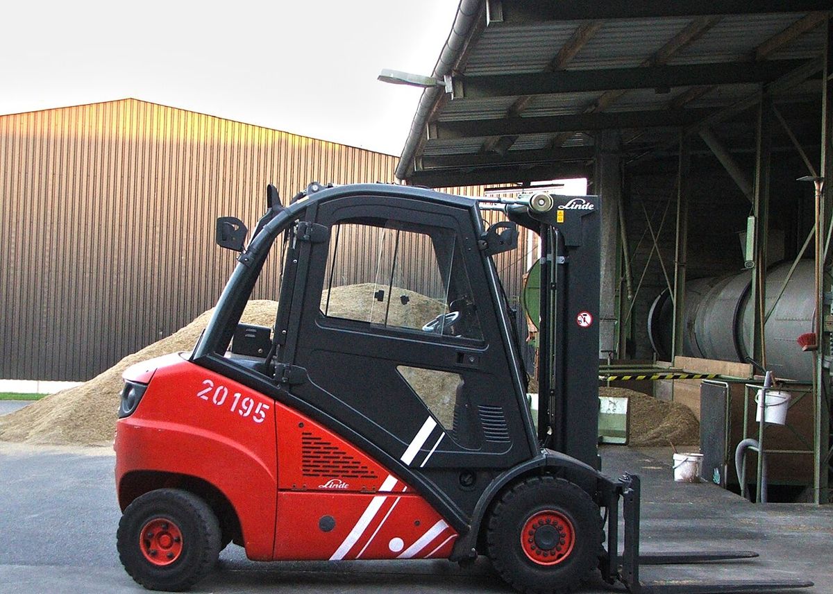 Kırmızı Linde H35 forklift